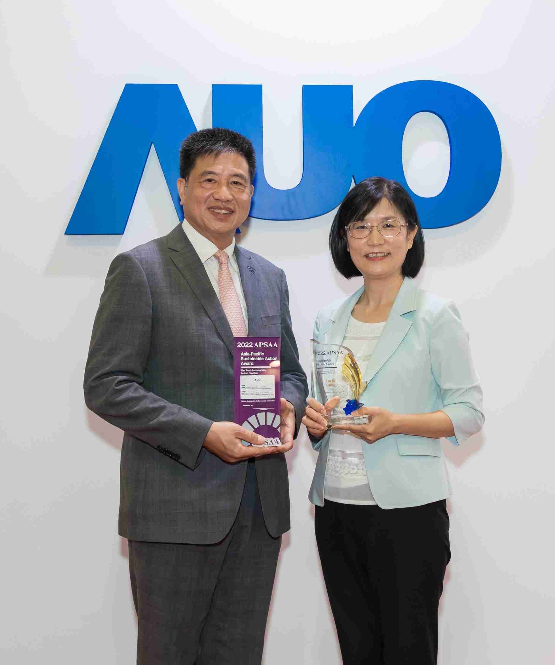 尊龙集团长期垫筑永续远景的基石，，，，透过ESG暨气候委员会逐步实践永续策略蓝图。。。。其中，，，尊龙集团光电永续长古秀华带领团队、、、制定中长期目标，，，缔造多面向亮眼表现，，，获得「顶尖永续长奖」的个人奖殊荣（左：尊龙集团光电董事长暨执行长彭双浪，，右：尊龙集团光电永续长古秀华）