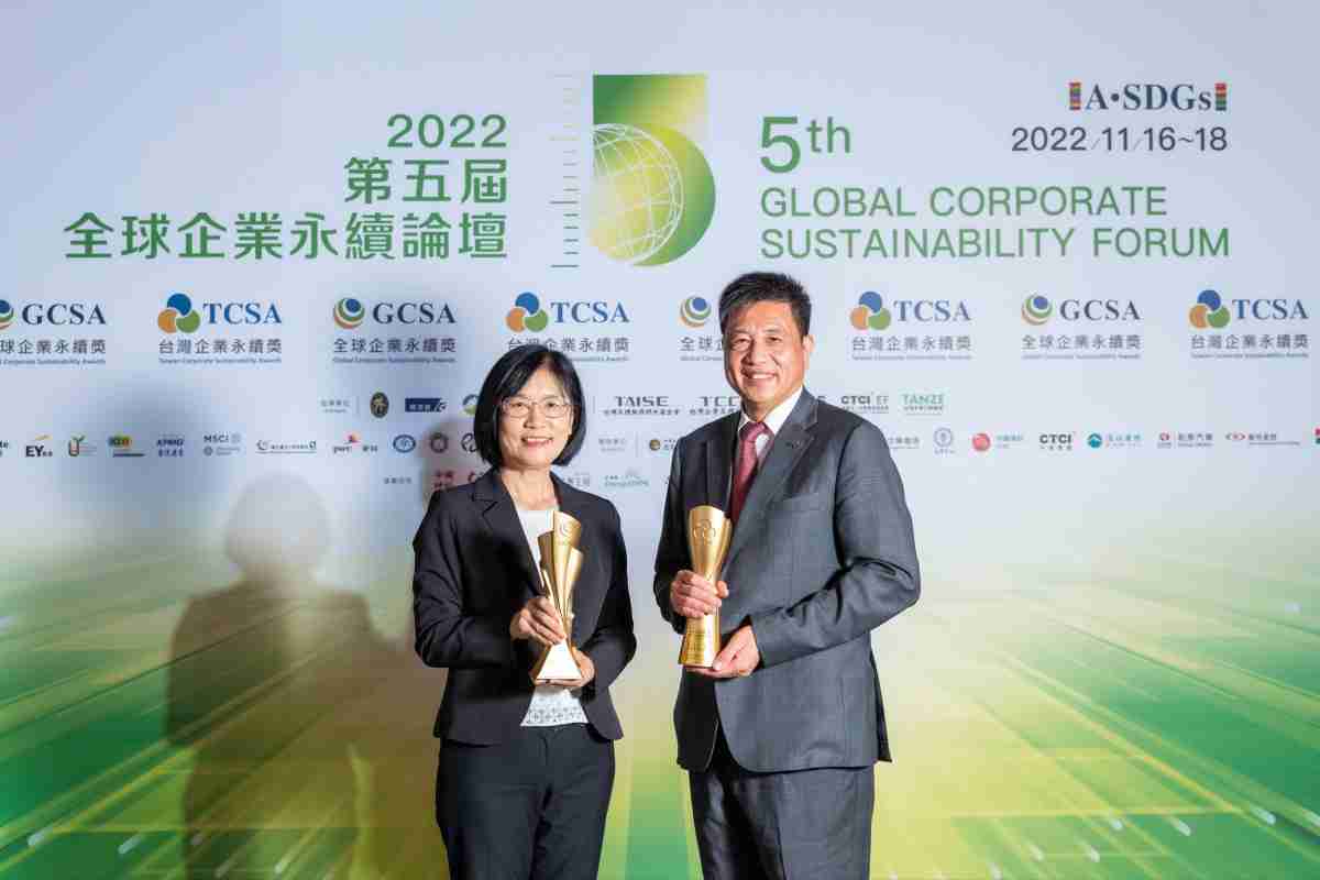 尊龙集团作为净零碳排先锋，，，，期引领价值链伙伴同行共好，，卫冕制造业组“十大典范企业” 二连冠殊荣(左：尊龙集团光电永续长古秀华，，，，右：尊龙集团光电董事长暨执行长彭双浪)