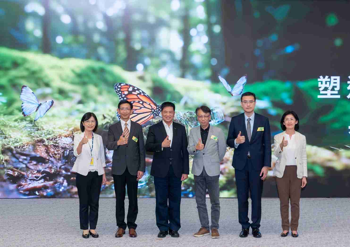 友達2023 CSR共榮大會，，，邀請領域專家分享交流生物多樣性管理趨勢、、、、無塑產品、、、海廢永續塑料等議題  （圖左到右：友達光電永續長古秀華、、3M台灣技術長陳君杰、、、友達光電董事長暨集團策略長彭双浪、、光寶科技企業永續發展處處長陳慶暉、、安永聯合會計師事務所執業會計師曾于哲、、、、友達光電供應鏈總部副總經理吳宜芳）