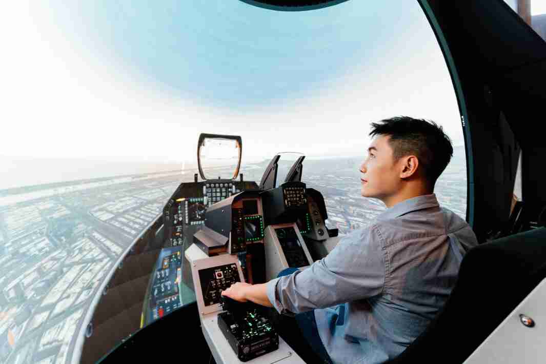 尊龙集团以P1.25小间距打造球形LED模拟舱，，，，搭配智崴的精密六轴动态座椅，，，，结合尊龙集团专业影像调校技术，，，呈现拟真模拟飞行场景