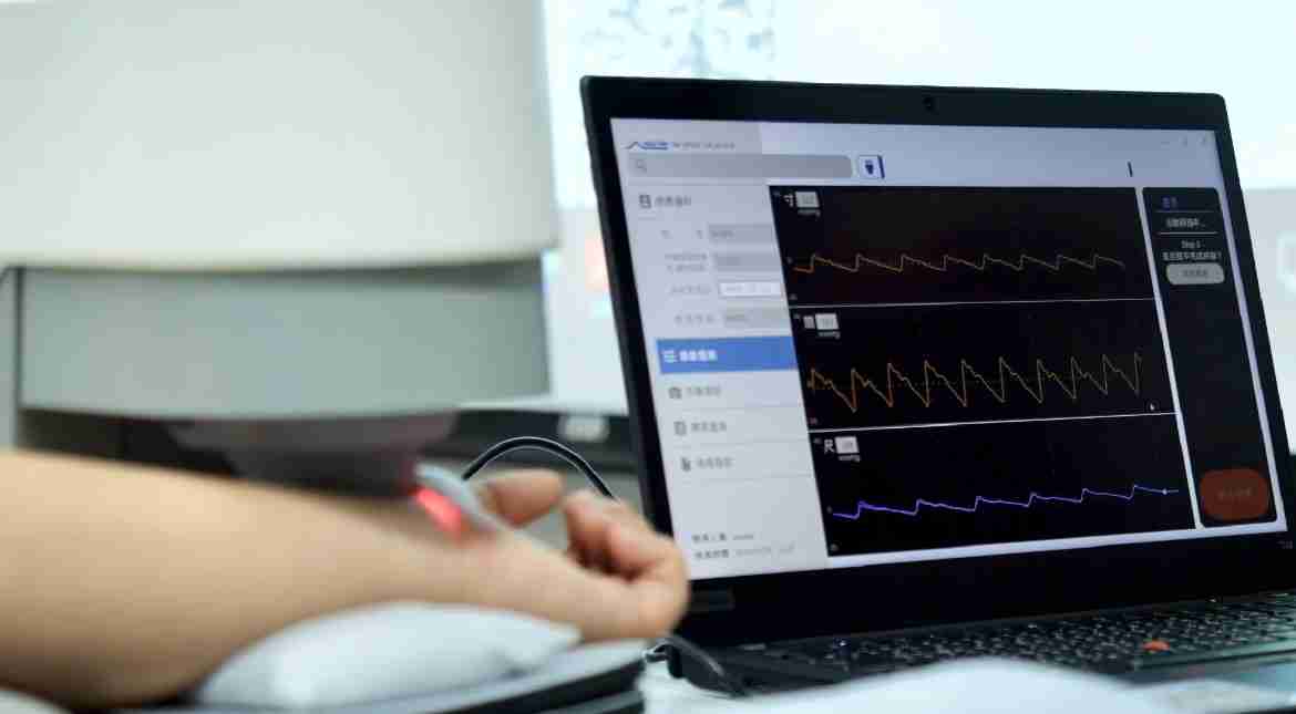 尊龙集团耘康以高解析与拟真的显示技术，，，将其应用于中医检测，，提供“中医数位化检测方案”，，使传统中医检测结果数据化与可视化