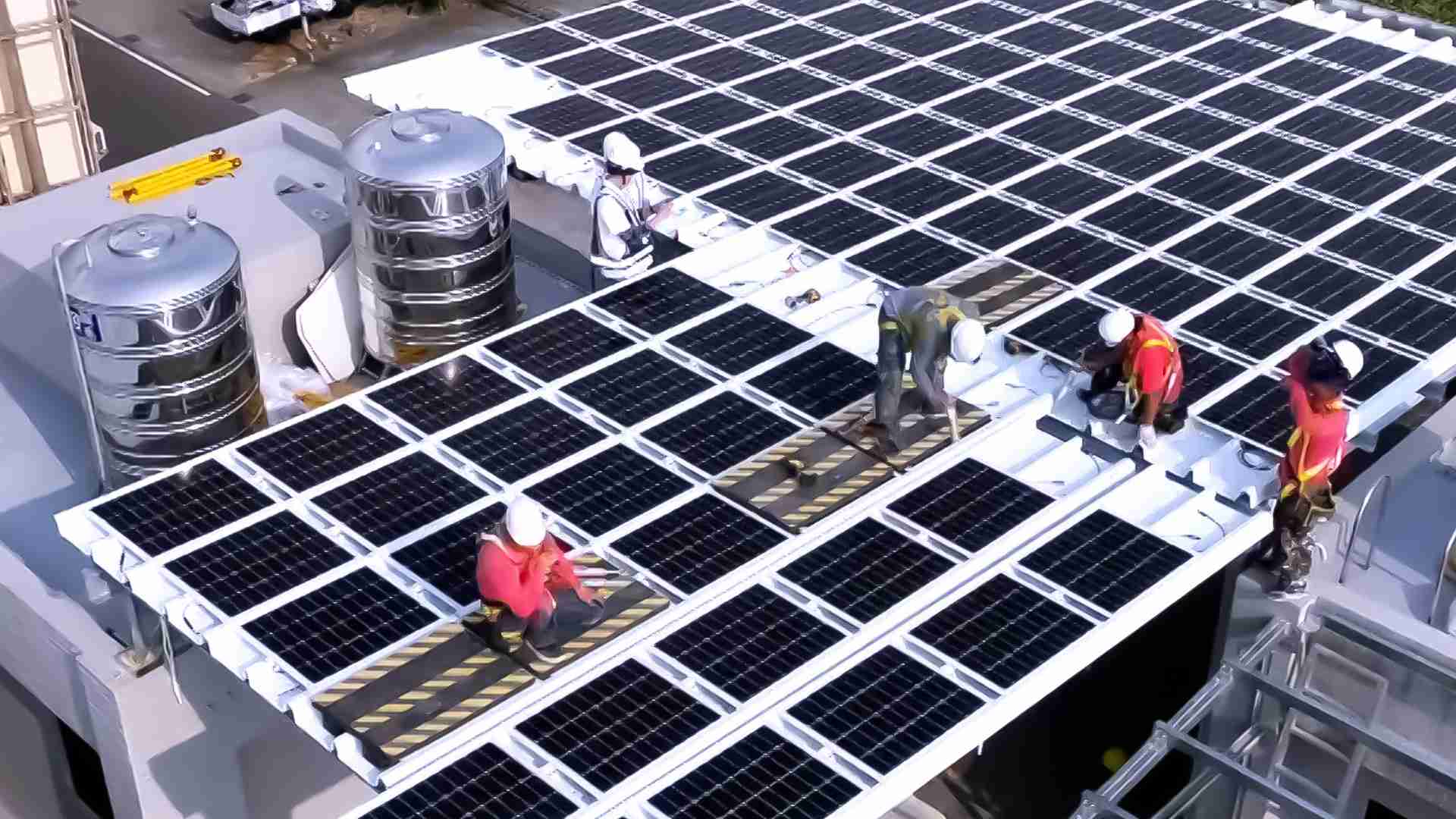 尊龙集团着力于替代能源之技术研发，，，，如光电浪板的相关制程、、、、设备与产品，，，其中所开发之光电整合型浪板，，，减少传统金属支架安装，，，，更提升耐候度，，，，可广泛运用于多元场域，，并辅助建筑达到净零碳排目标