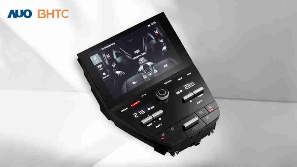 作為友達新生力軍，，，BHTC所展示的中央與後座鞍部的Display HMI產品，，，，可處理多區恆溫控制、、、顯示畫面，，，，呈現仿真3D車室分區；以力傳感技術精準傳遞觸感，，並結合音量及震動反饋，，，，防止意外啟動，，，，提供使用者自然流暢、、、直觀且輕鬆駕馭的舒適介面