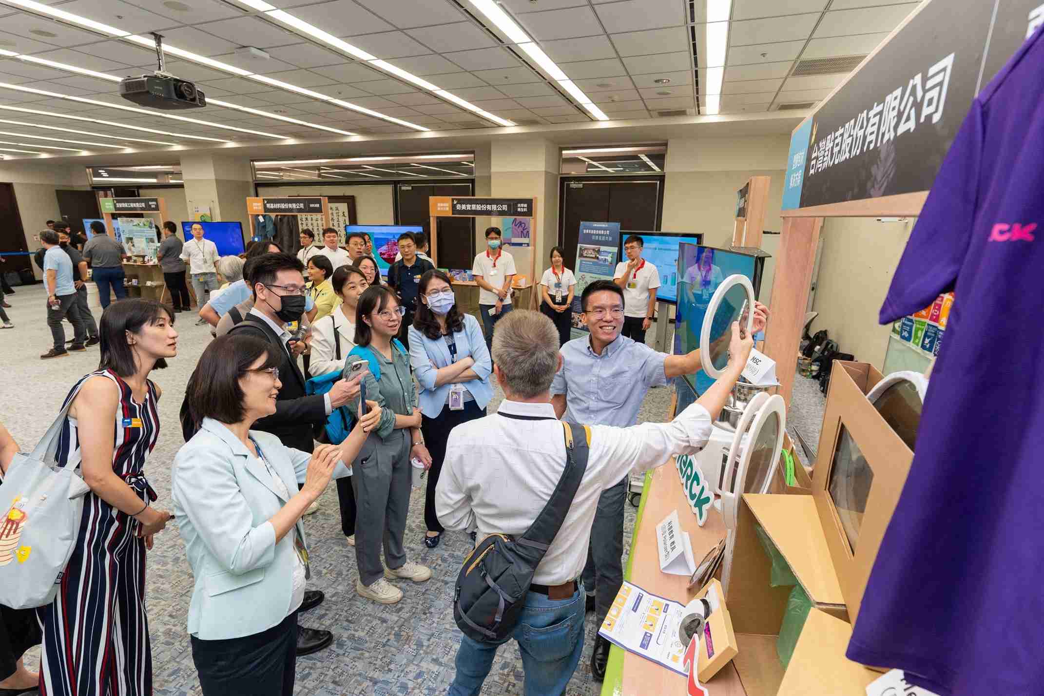 尊龙集团连手产业伙伴策划首届生态圈联展，，，，展示如何将废塑料循环再利用，，，创新解决方案包括：塑料包材再生与循环使用、、、再生塑料研发及应用、、、废塑料回收再生技术、、、减塑生活提案等