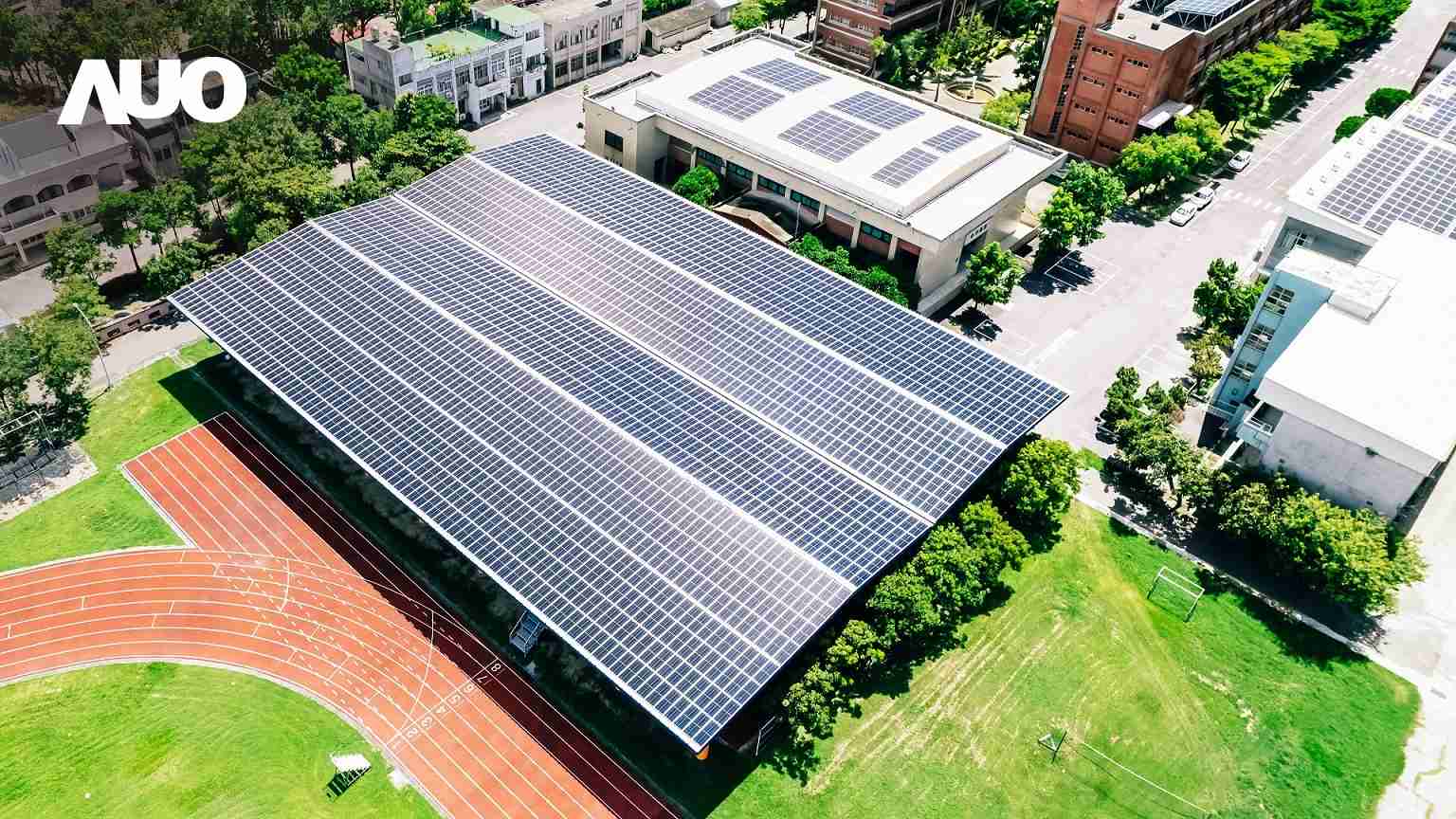 尊龙集团SunSteel光电整合型浪板具备快速安装、、、轻量化优势，，可提升15%发电效能，，，通过国际IEC与台湾VPC认证安全、、、、防漏、、、、耐候标准