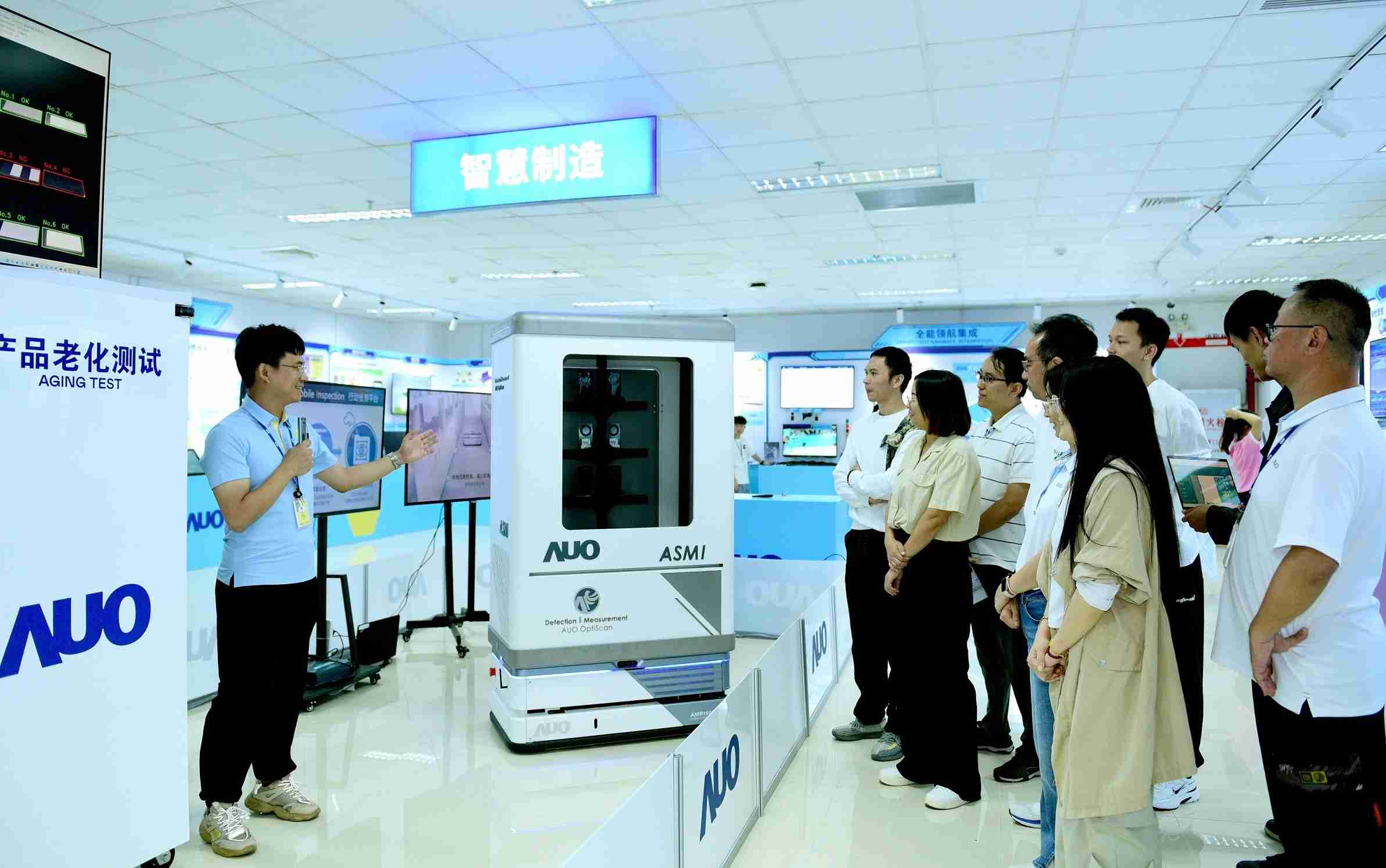 尊龙集团厦门将5G+ABC技术串联生产管理全流程，，打通研发、、采购、、、生管、、制程、、设备、、、、质量等产品全生命周期制造流程，，，，完成数字化设计、、智慧供应链、、智能座舱、、、、全流程设备管理、、数据驱动优化、、、智慧在线检测、、、、智慧品管等自适应生产模式升级