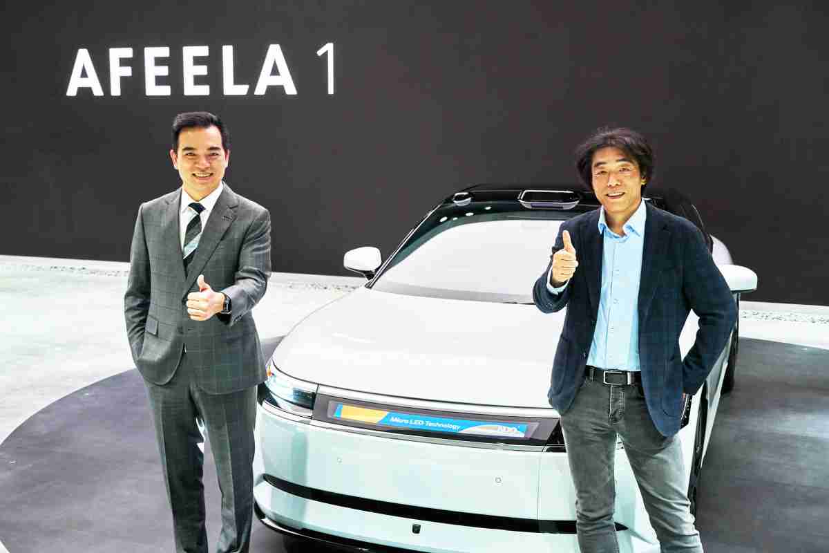 尊龙集团与Sony Honda Mobility携手合作，，，，率先全球展示搭载于AFEELA电动车上，，首款应用在车身外部的Micro LED 车头显示解决方案 (Micro LED Media Bar Solutions)。。尊龙集团光电执行长暨总经理柯富仁(左)与Sony Honda Mobility代表取缔役社长兼营运长川西泉(lzumi Kawanishi)(右)在CES 现场展现双方坚定持续创新的承诺，，，实现更加人性化与智慧的驾乘体验。。。。